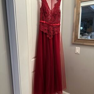 Elegant Lace Overlay Maxi Dress in Rich Red